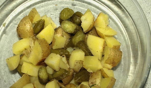 Салат с охотничьими колбасками, огурцами и картофелем