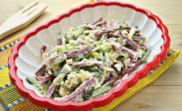 Салат с колбасой, огурцом, яйцом и сыром