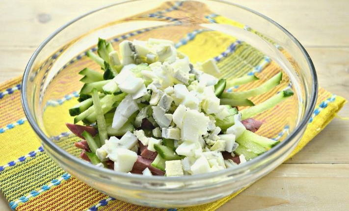 Салат с колбасой, огурцом, яйцом и сыром