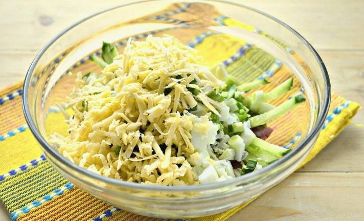 Салат с колбасой, огурцом, яйцом и сыром