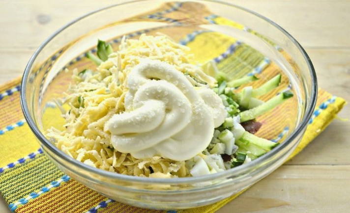 Салат с колбасой, огурцом, яйцом и сыром