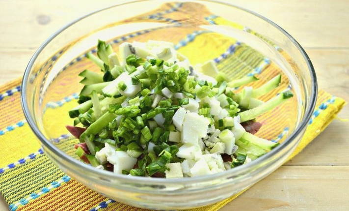 Салат с колбасой, огурцом, яйцом и сыром