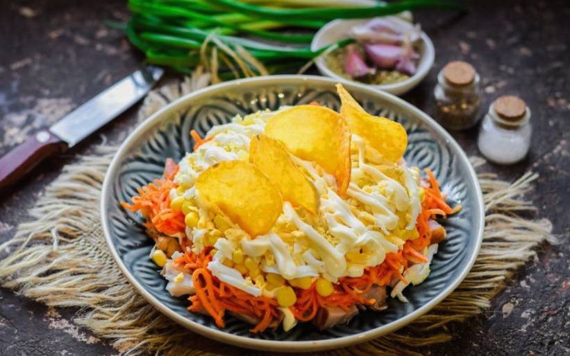 Салат «Парус» с корейской морковкой, копченой грудкой и чипсами