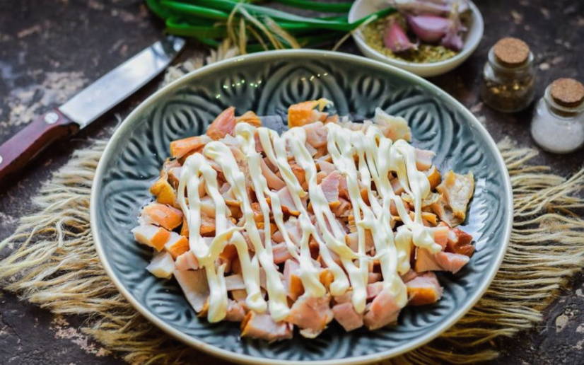 Салат «Парус» с корейской морковкой, копченой грудкой и чипсами