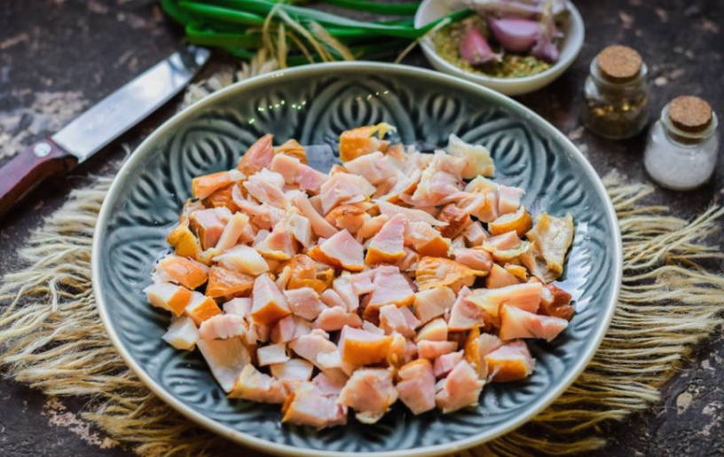 Салат «Парус» с корейской морковкой, копченой грудкой и чипсами