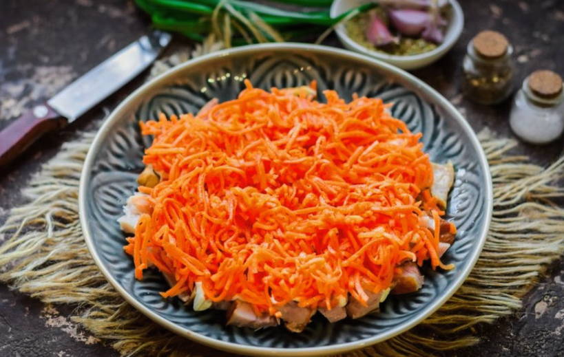 Салат «Парус» с корейской морковкой, копченой грудкой и чипсами