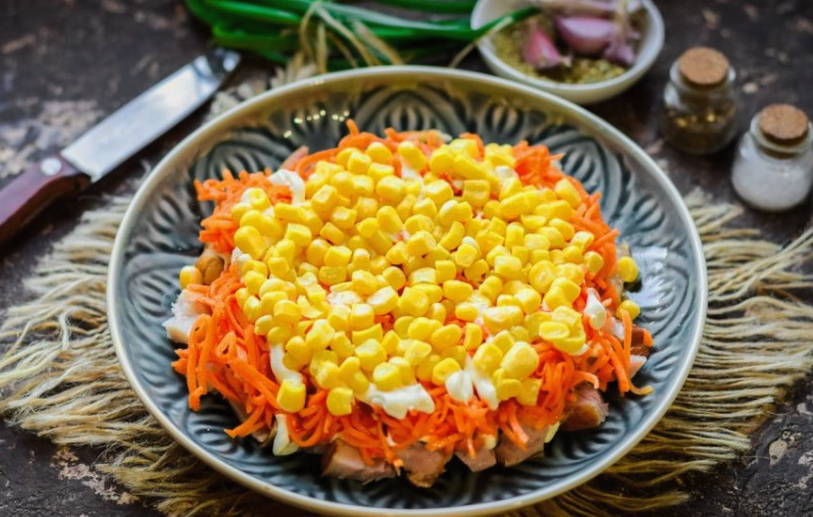Салат «Парус» с корейской морковкой, копченой грудкой и чипсами
