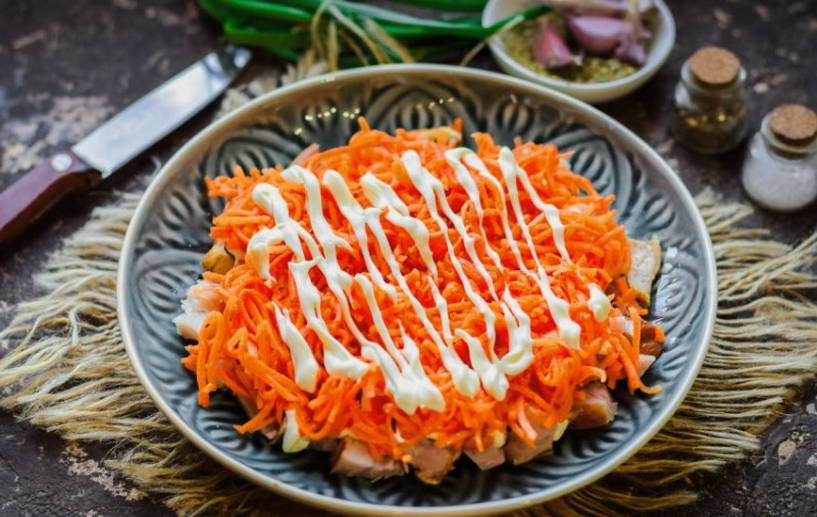 Салат «Парус» с корейской морковкой, копченой грудкой и чипсами