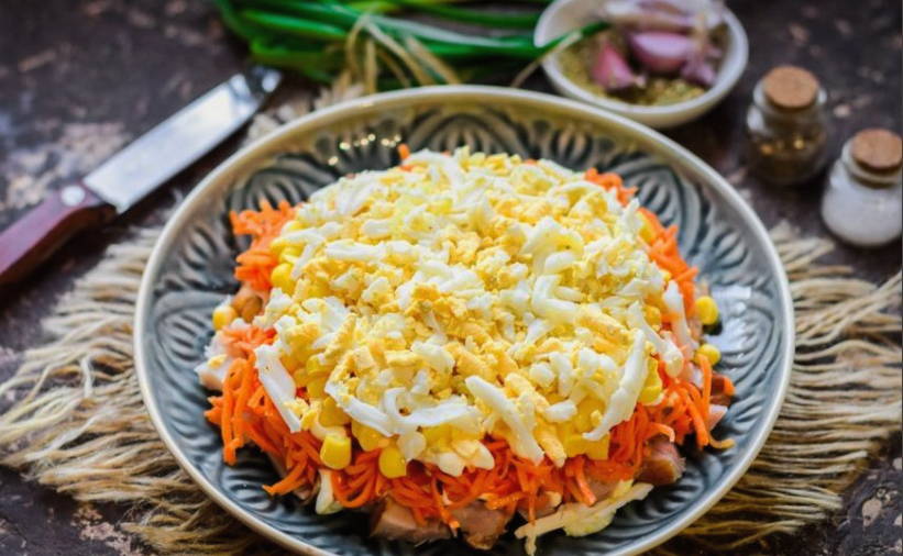 Салат «Парус» с корейской морковкой, копченой грудкой и чипсами