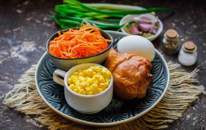 Салат «Парус» с корейской морковкой, копченой грудкой и чипсами