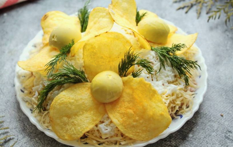 Салат «Орхидея» с чипсами, ветчиной и корейской морковью