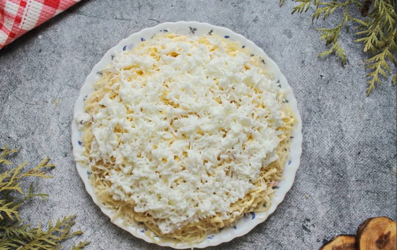 Салат «Орхидея» с чипсами, ветчиной и корейской морковью