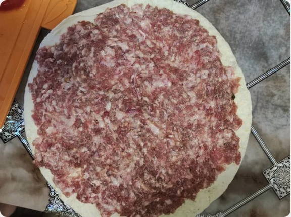 Тортилья с фаршем и сыром на сковороде