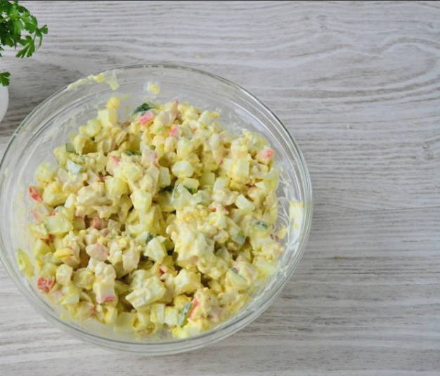 Салат с роллтоном и крабовыми палочками