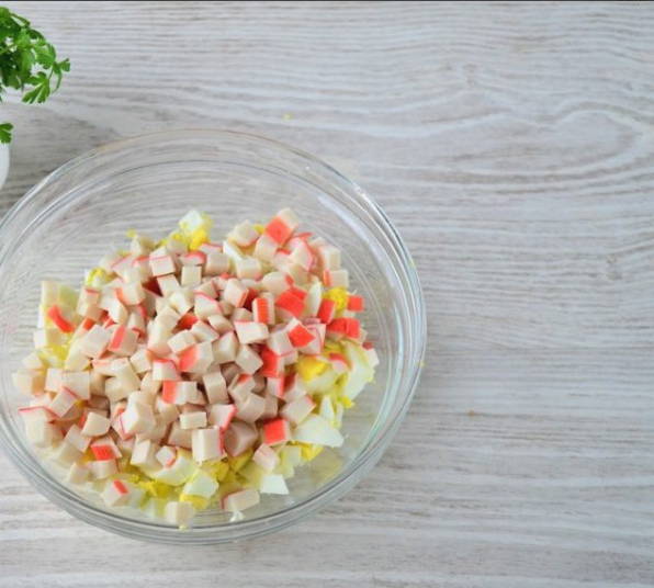 Салат с роллтоном и крабовыми палочками