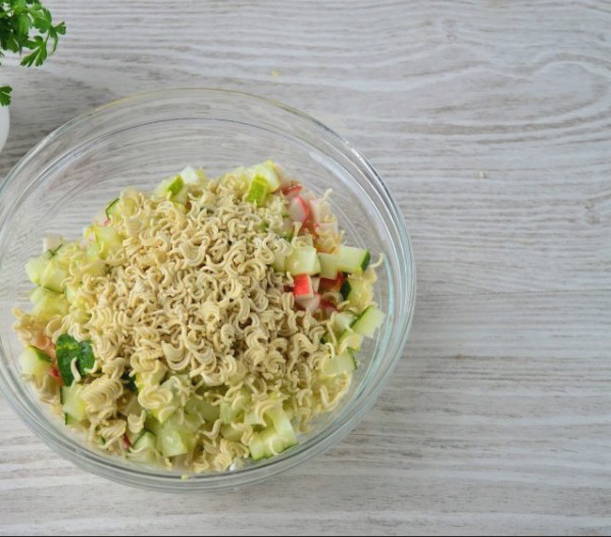 Салат с роллтоном и крабовыми палочками