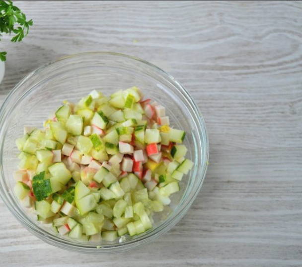 Салат с роллтоном и крабовыми палочками