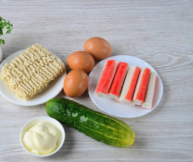 Салат с роллтоном и крабовыми палочками
