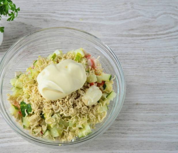 Салат с роллтоном и крабовыми палочками
