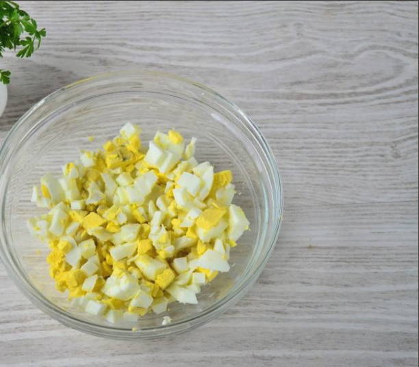 Салат с роллтоном и крабовыми палочками