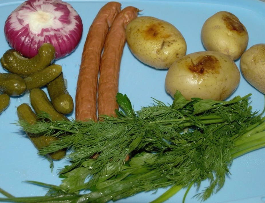 Салат с охотничьими колбасками