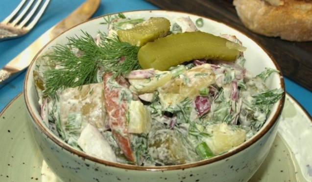 Салат с охотничьими колбасками