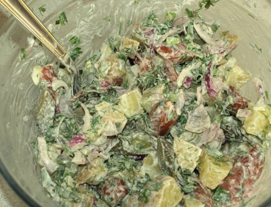 Салат с охотничьими колбасками