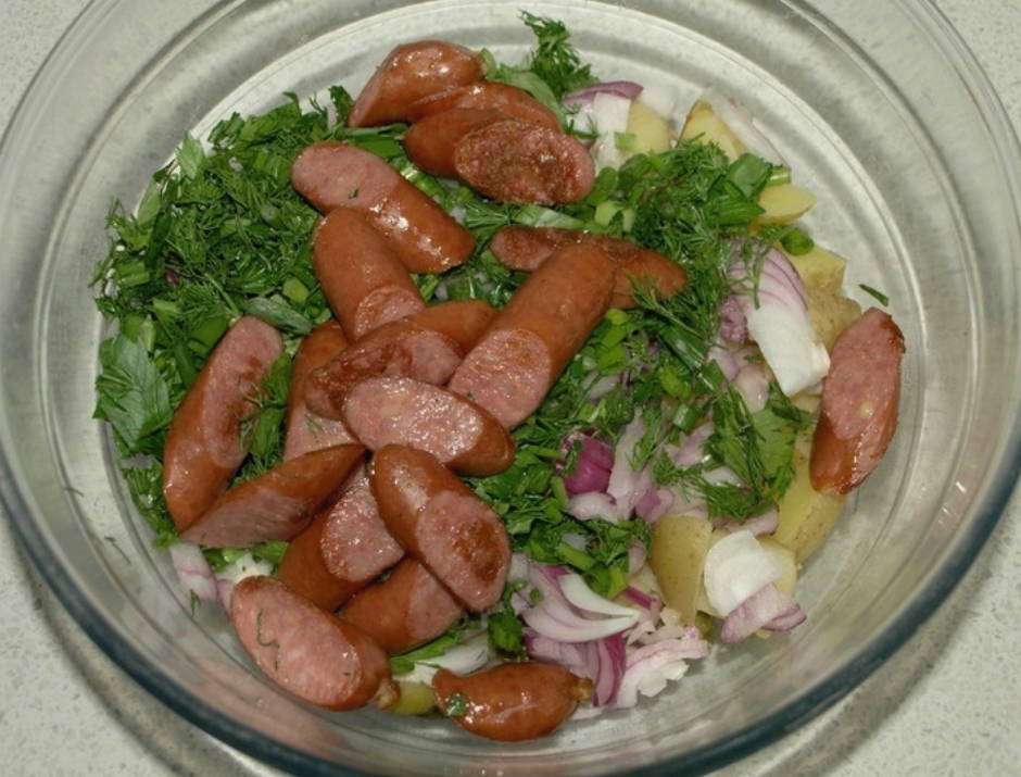 Салат с охотничьими колбасками