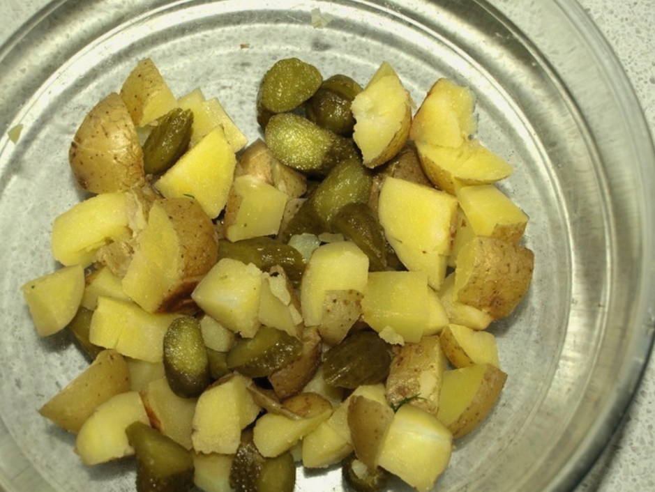 Салат с охотничьими колбасками