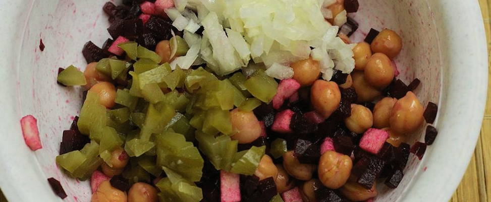 Салат с нутом и свеклой