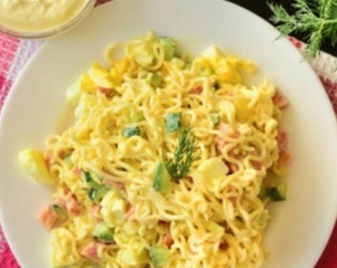 Салат с Роллтоном и колбасой