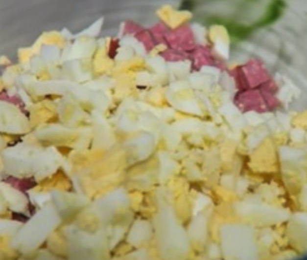 Салат с Роллтоном и колбасой