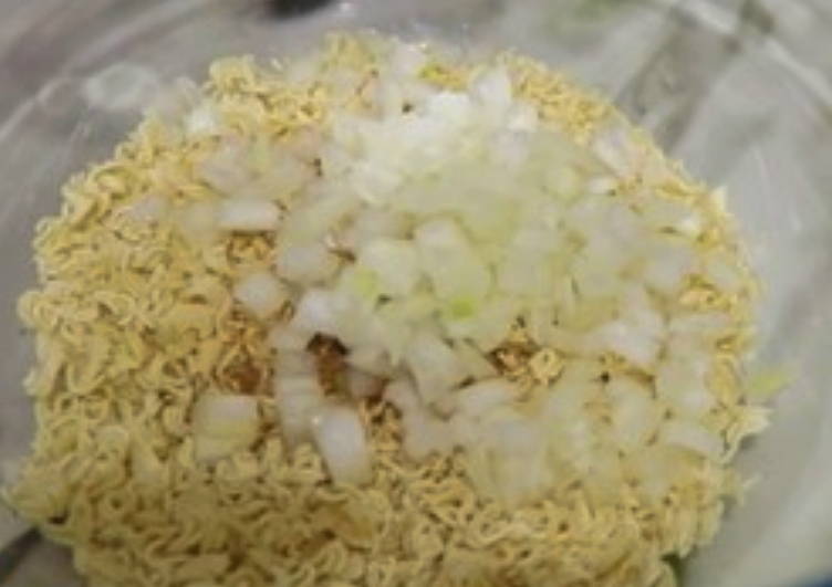 Салат с Роллтоном и колбасой