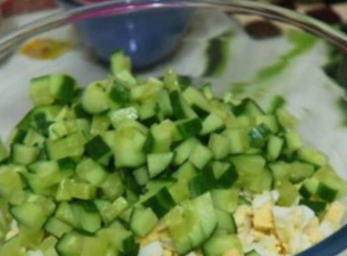 Салат с Роллтоном и колбасой