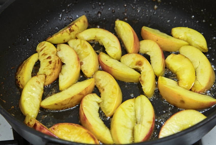 Салат с персиками и рукколой
