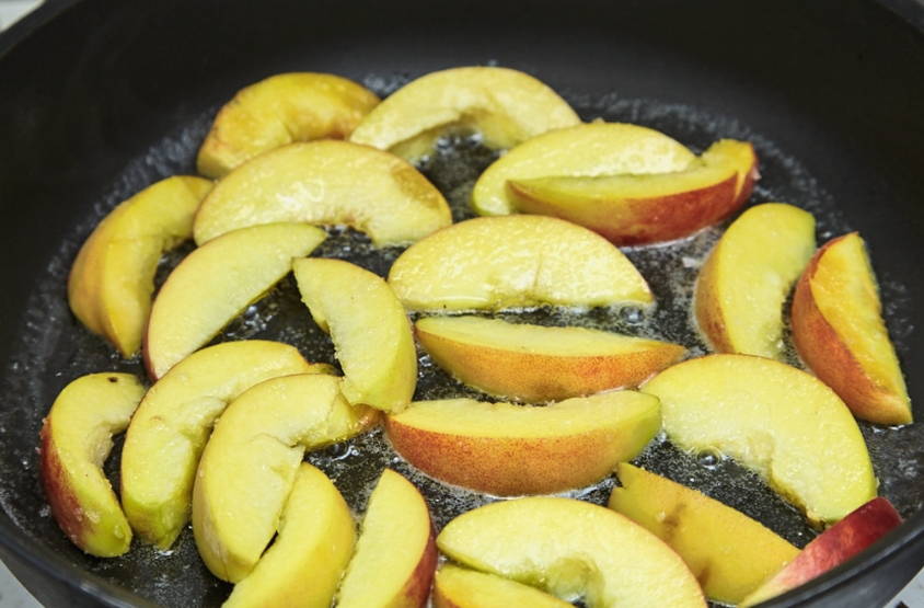 Салат с персиками и рукколой