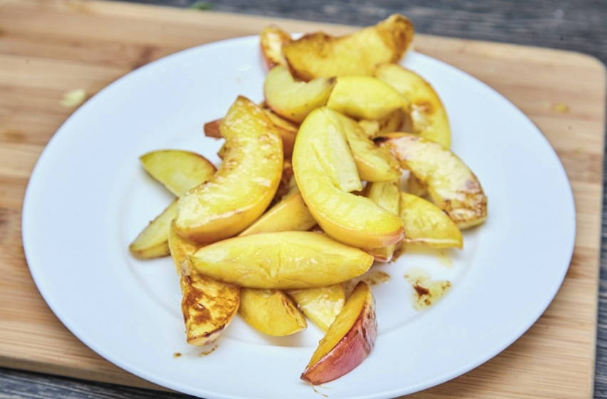 Салат с персиками и рукколой