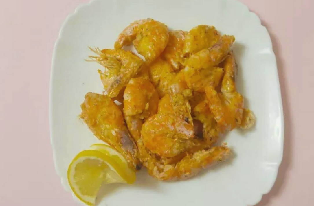 Неочищенные креветки в сливочном соусе с чесноком на сковороде