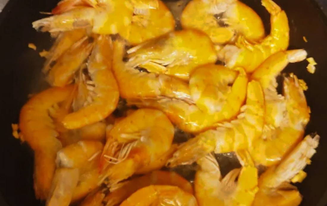 Неочищенные креветки в сливочном соусе с чесноком на сковороде