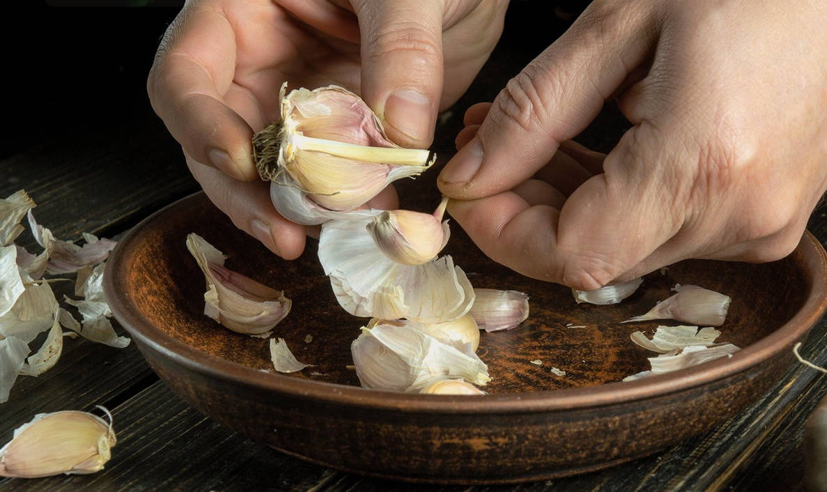 Неочищенные креветки в сливочном соусе с чесноком на сковороде