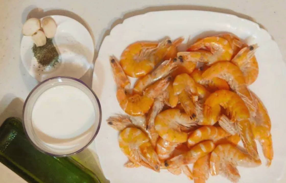 Неочищенные креветки в сливочном соусе с чесноком на сковороде