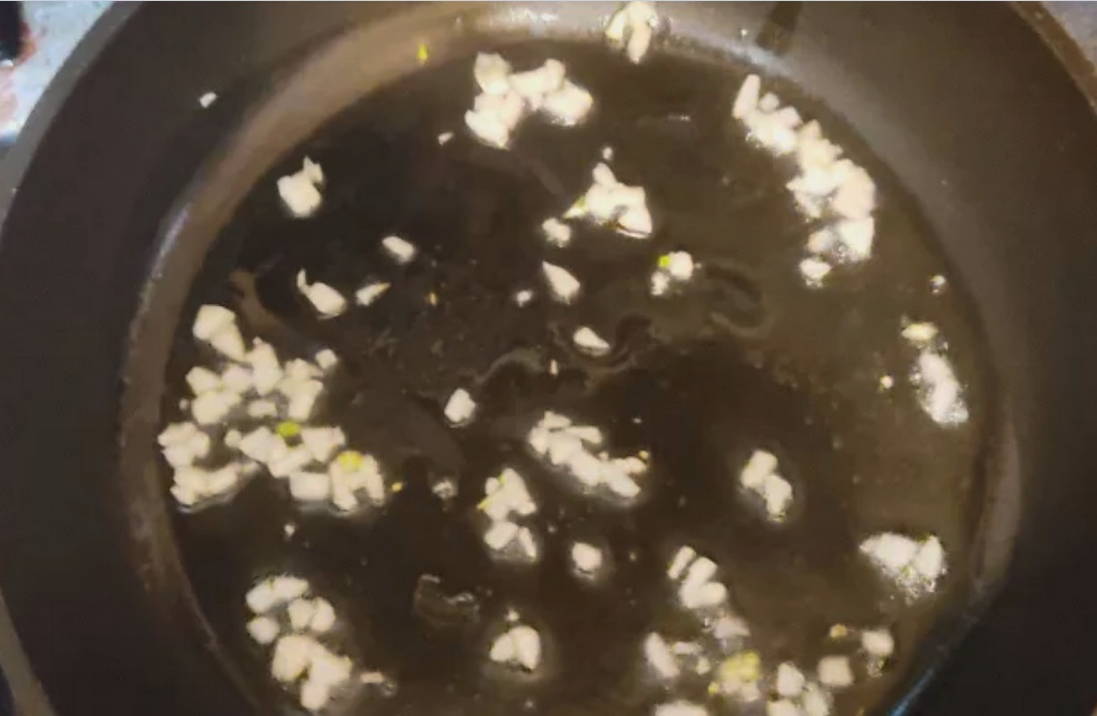 Неочищенные креветки в сливочном соусе с чесноком на сковороде