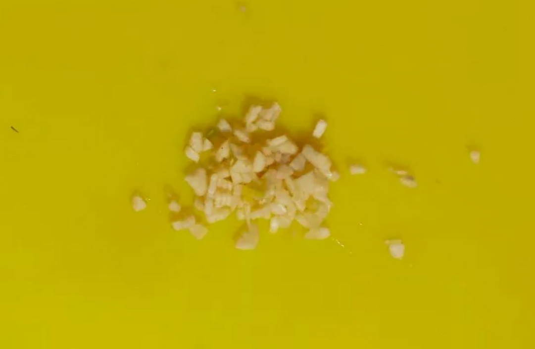 Неочищенные креветки в сливочном соусе с чесноком на сковороде