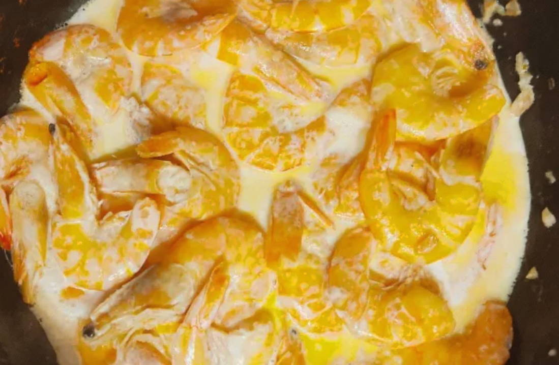 Неочищенные креветки в сливочном соусе с чесноком на сковороде