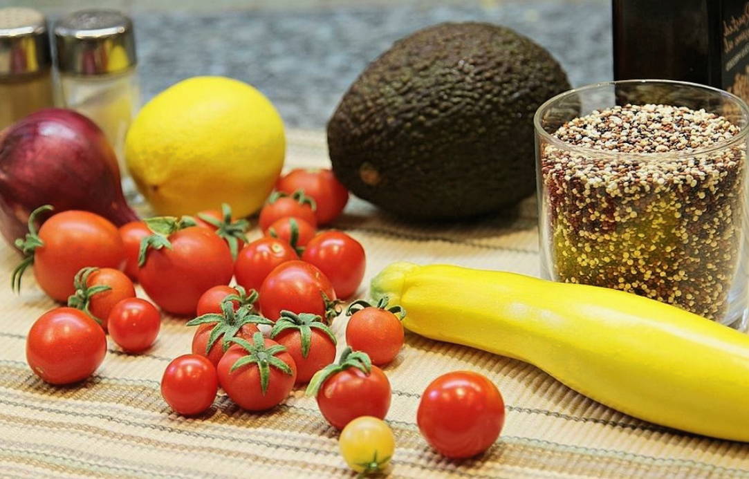 Салат с киноа и овощами