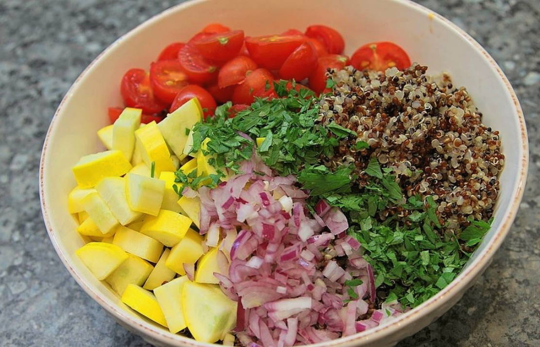 Салат с киноа и овощами