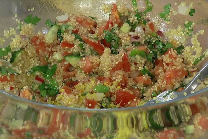 Салат с киноа и курицей