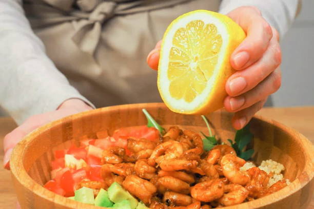 Салат с киноа, креветками и рукколой