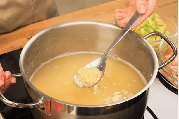 Салат с киноа, креветками и рукколой