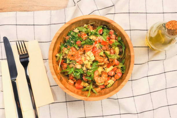 Салат с киноа, креветками и рукколой